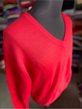 Men’s V-Neck Sweater in Bright Red, Lambswool